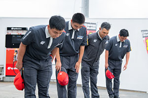 挨拶をする種子島石油SSスタッフ