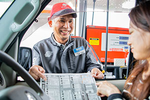 お客様のご対応をする種子島石油SSスタッフ